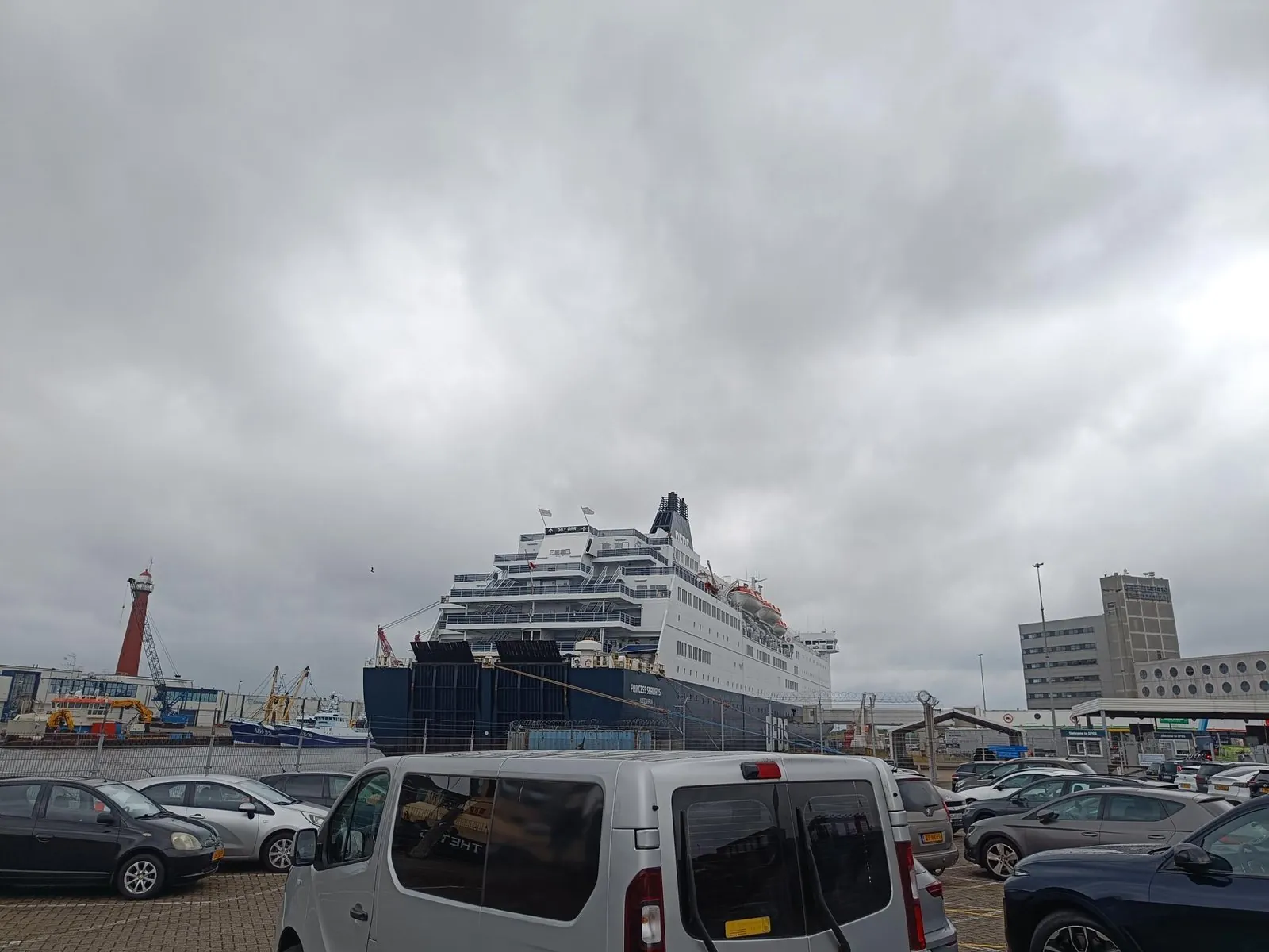 Die Princess Seaways vom Parkplatz am Felison Terminal aus gesehen, mit geparkten Autos im Vordergrund