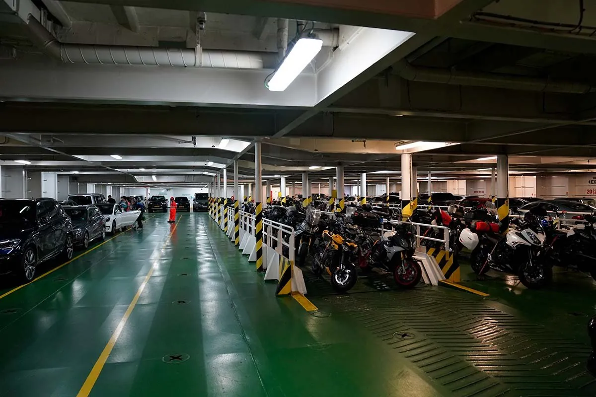 Das grüne Autodeck der Pride of Hull, auf der einen Seite Autos, auf der anderen eine lange Reihe festgezurrter Motorräder