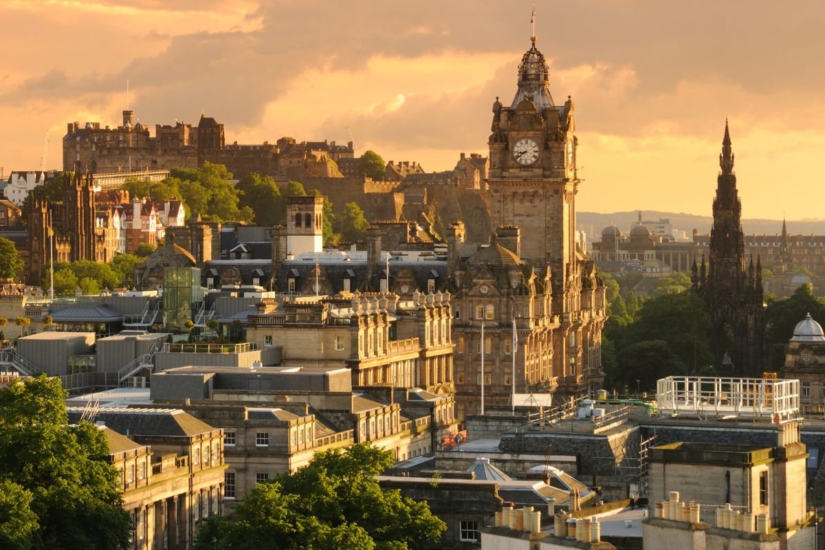 Die Dächer von Edinburgh im Abendlicht, mit der Burg und dem Glockenturm