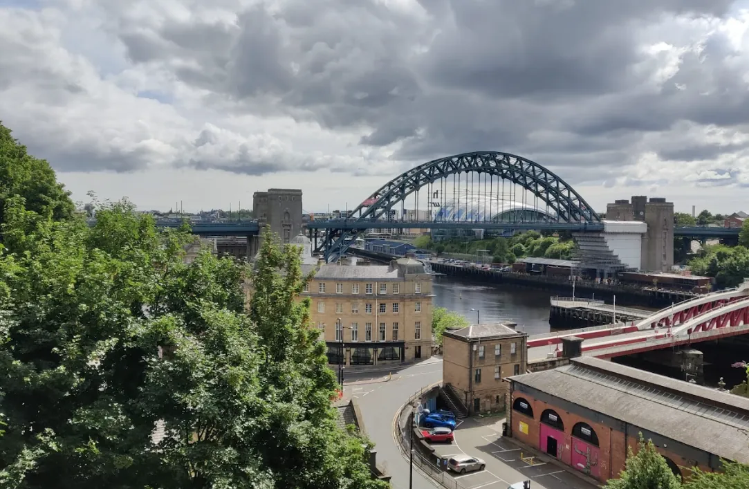 Die Tyne Bridge über den Fluss in Newcastle, mit der roten Swing Bridge im Vordergrund