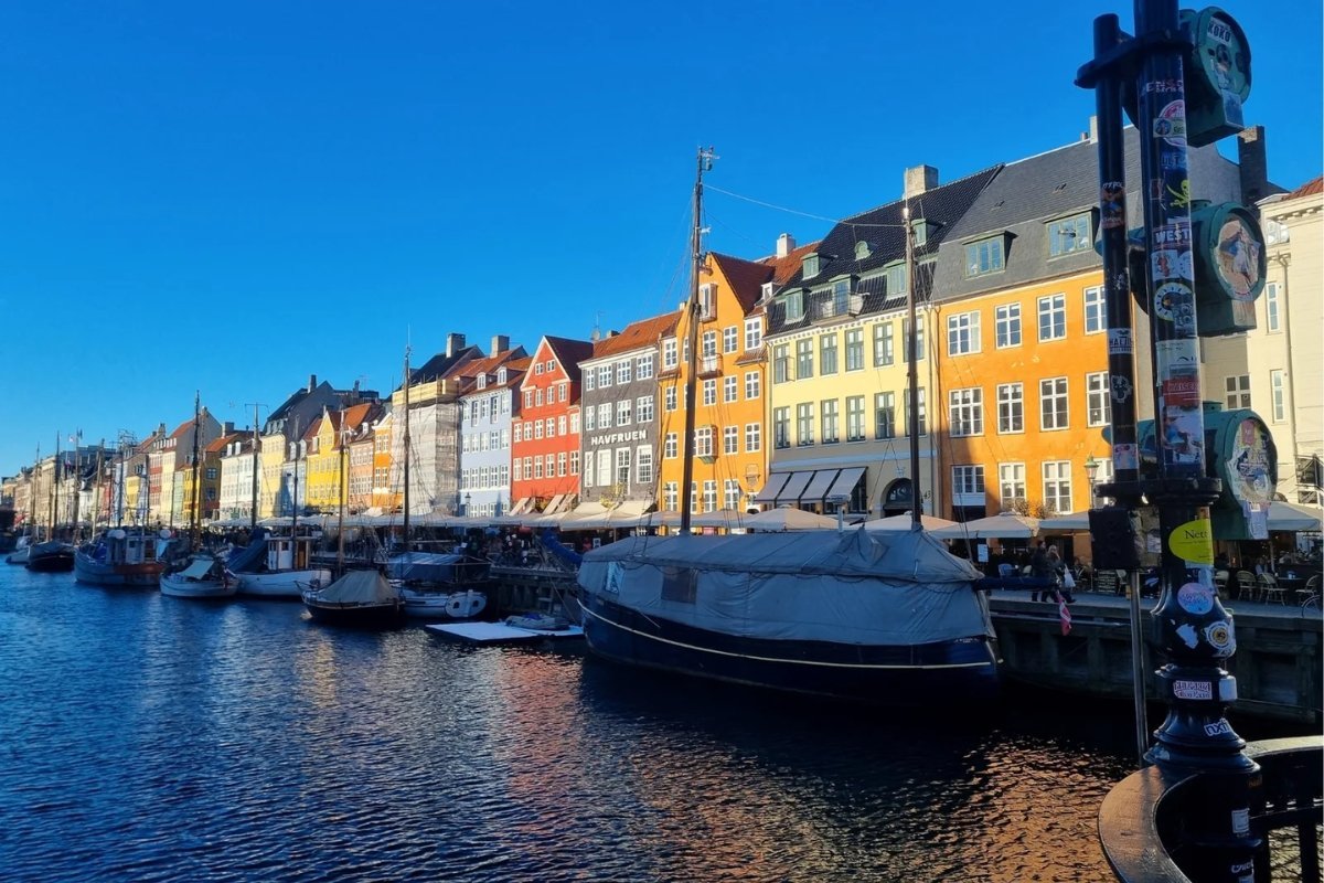 Die bunten Fassaden und Holzboote von Nyhavn in Kopenhagen