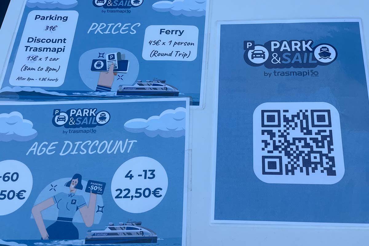 Drei Schilder von Trasmapi am Hafen mit den Tarifen: Parken 39 Euro, mit Rabatt 15 Euro pro Auto zwischen 8 und 20 Uhr, die Fähre 45 Euro pro Person hin und zurück und ein Kinderpreis von 22,50 Euro für 4 bis 13 Jahre