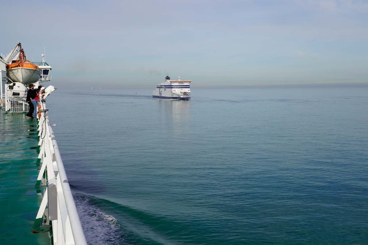 Eine vorbeifahrende P&O-Fähre auf dem Weg nach Calais